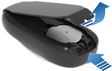 箭头指示如何打开 Tesla 钥匙上的电池盒